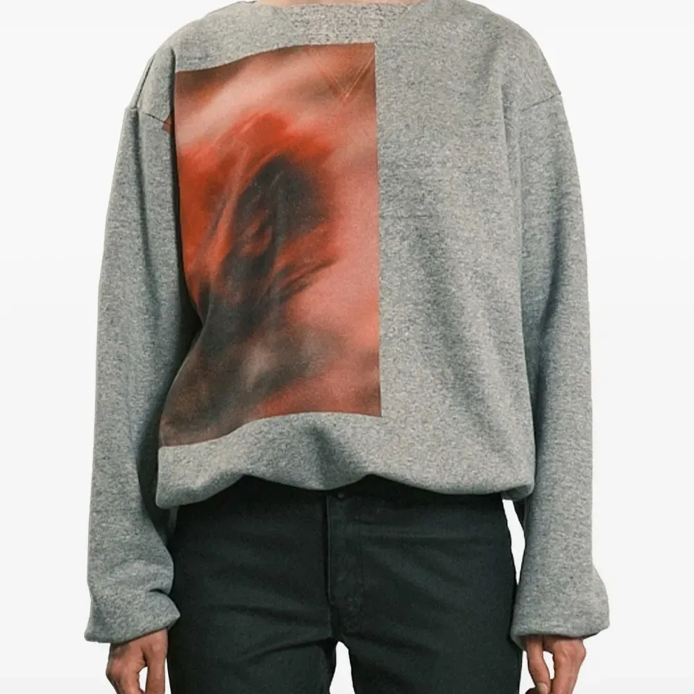 Толстовка с графичным принтом