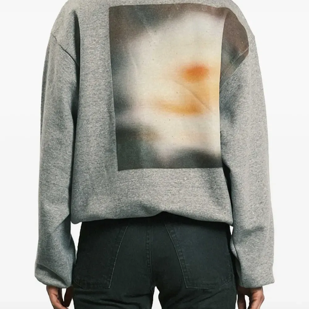 Толстовка с графичным принтом