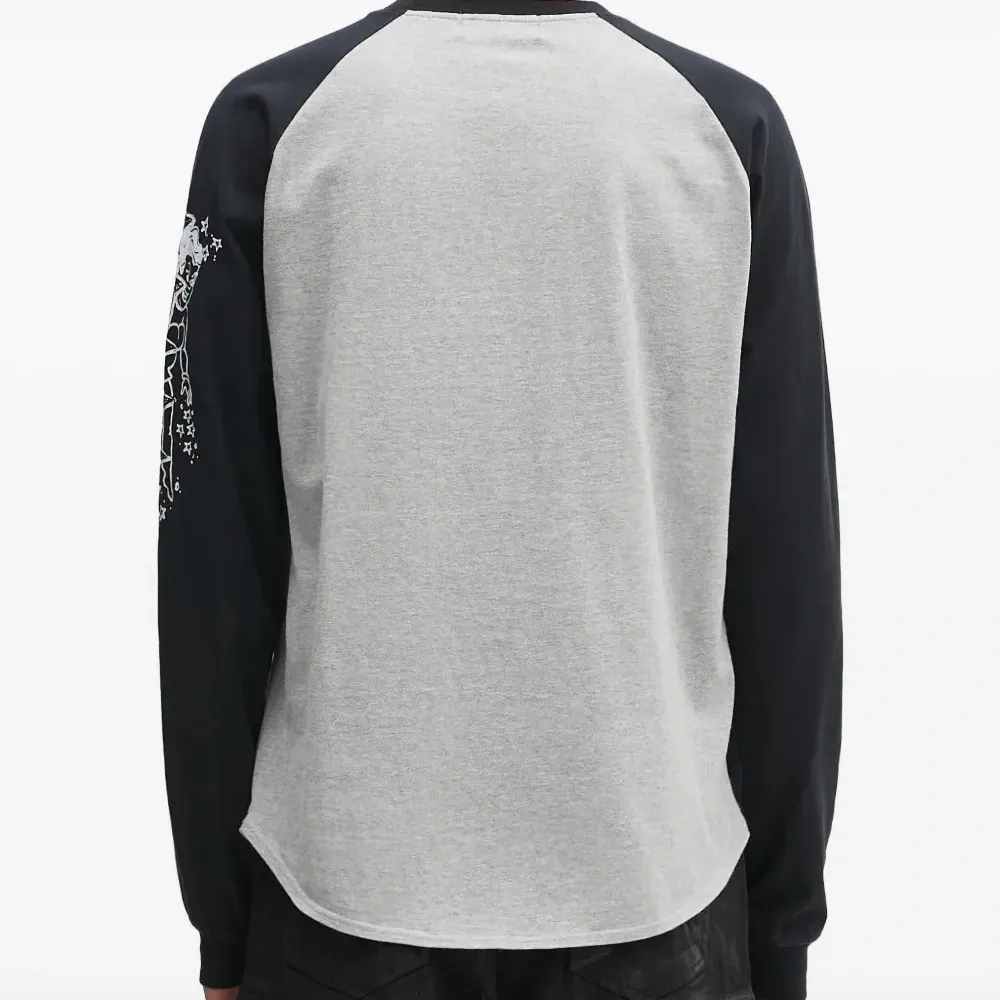 футболка с рукавами реглан и графичным принтом футболка с рукавами реглан и графичным принтом