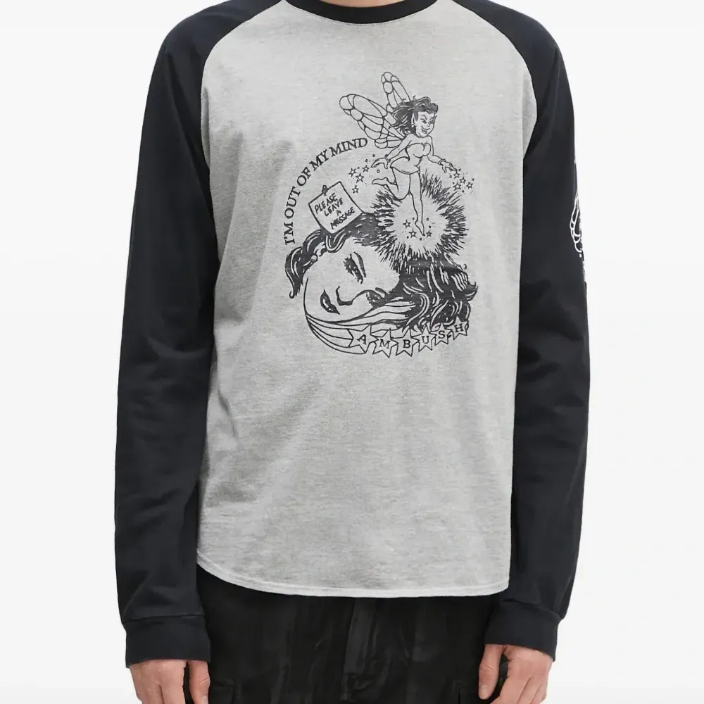 футболка с рукавами реглан и графичным принтом футболка с рукавами реглан и графичным принтом