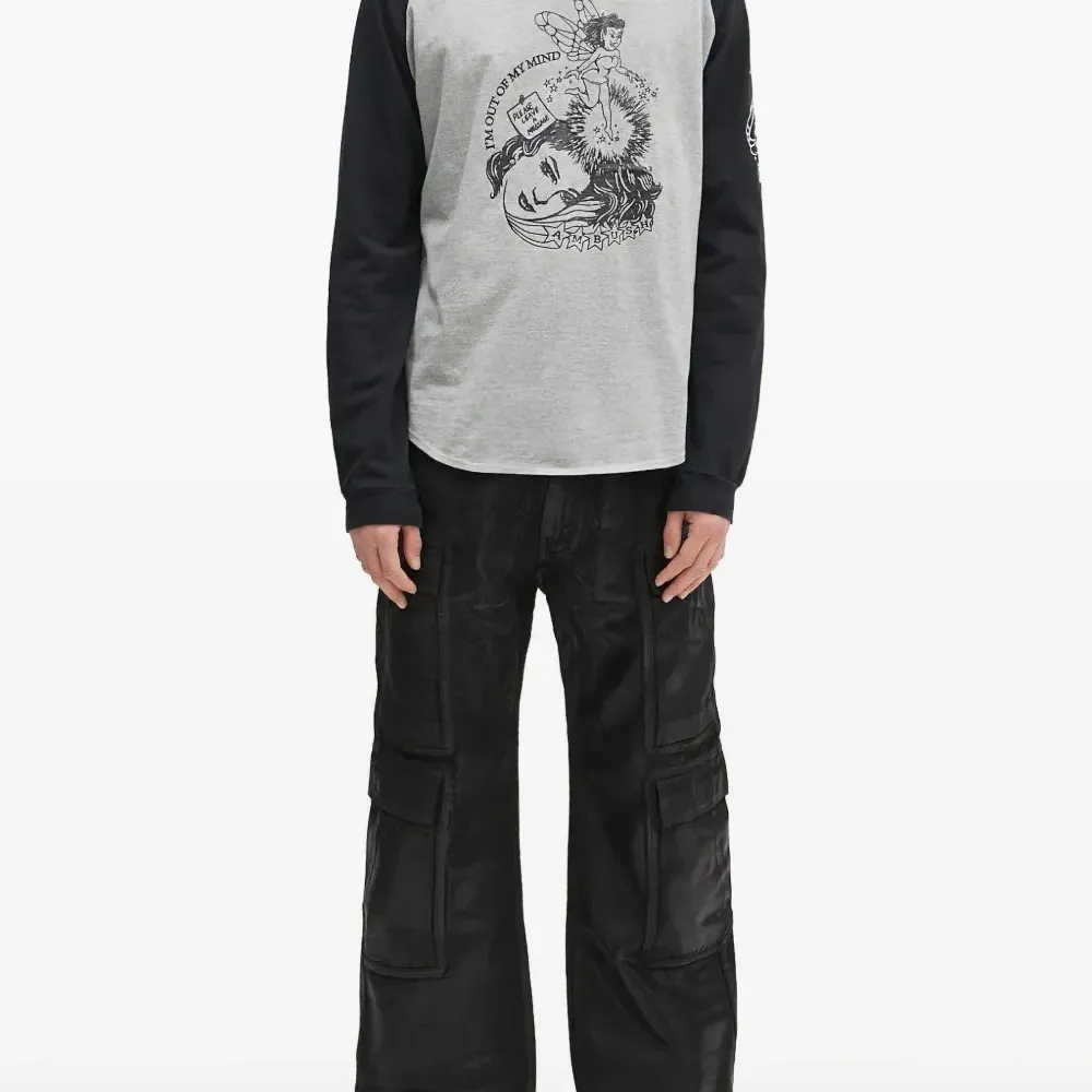 футболка с рукавами реглан и графичным принтом футболка с рукавами реглан и графичным принтом