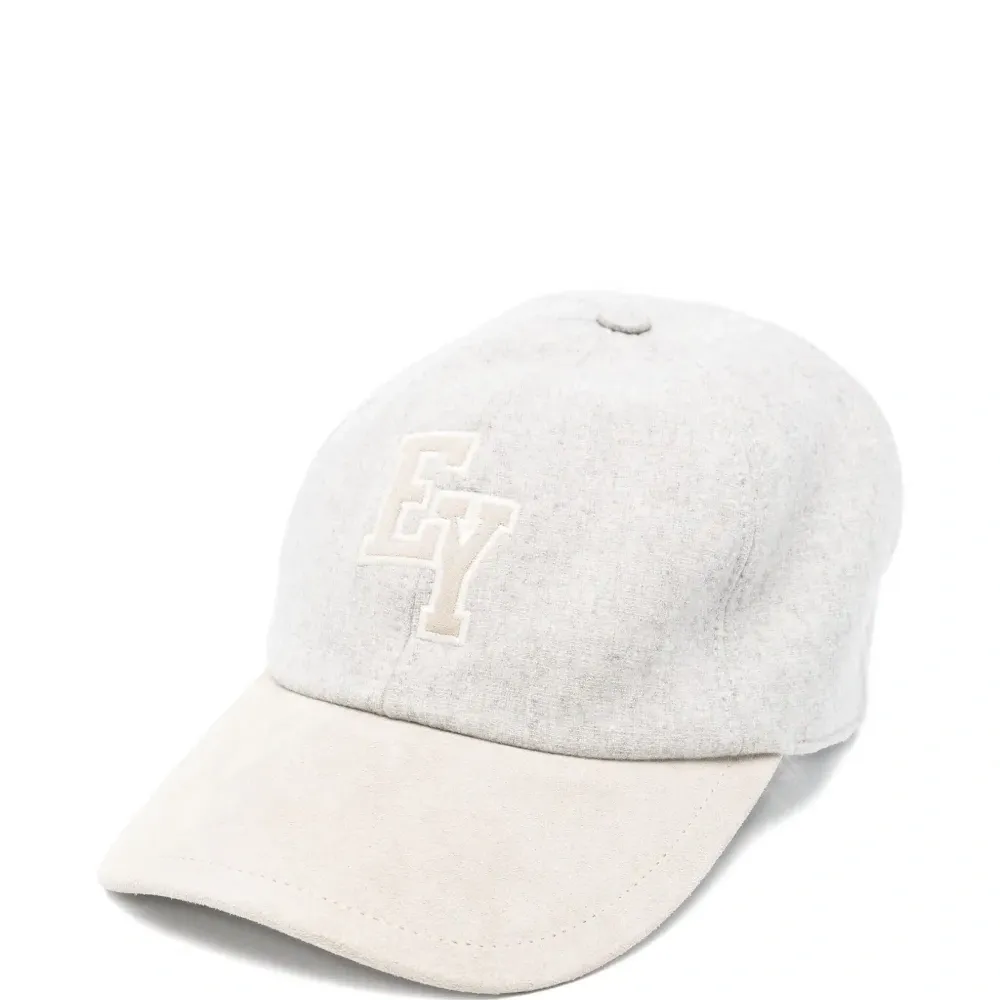 Бейсболка с вышитым логотипом Бейсболка с вышитым логотипом