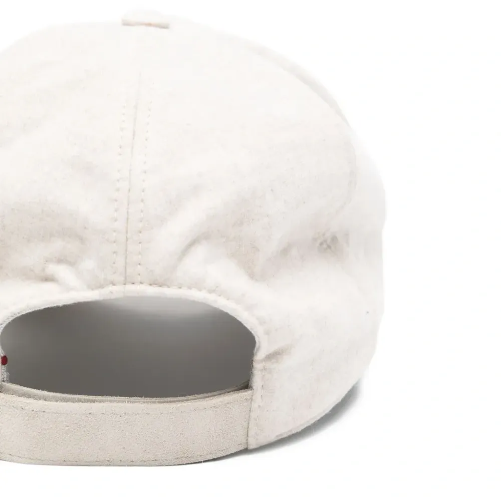 Бейсболка с вышитым логотипом