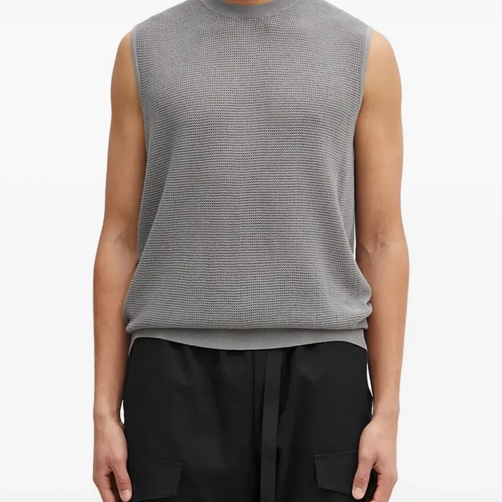 Фактурный свитер без рукавов