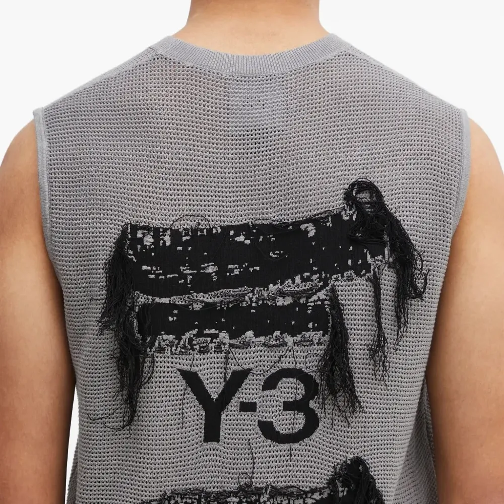 Фактурный свитер без рукавов