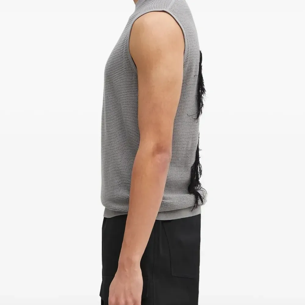 Фактурный свитер без рукавов