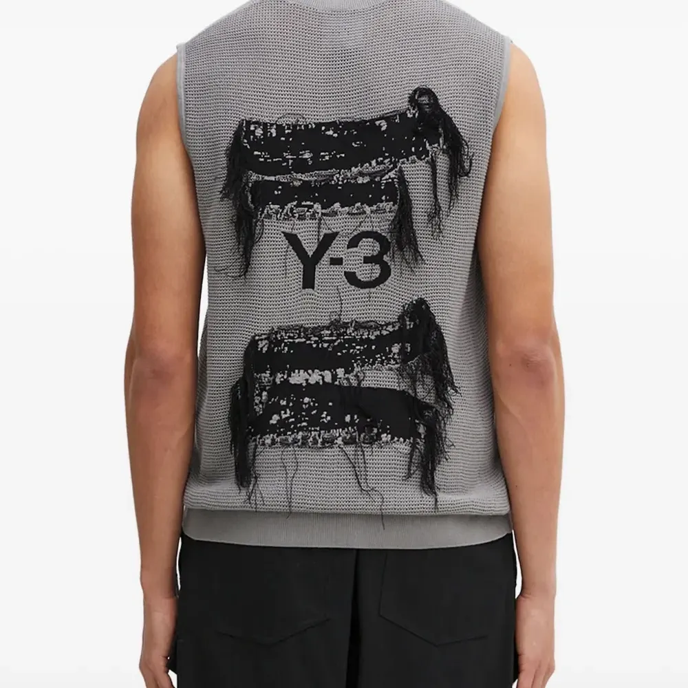 Фактурный свитер без рукавов