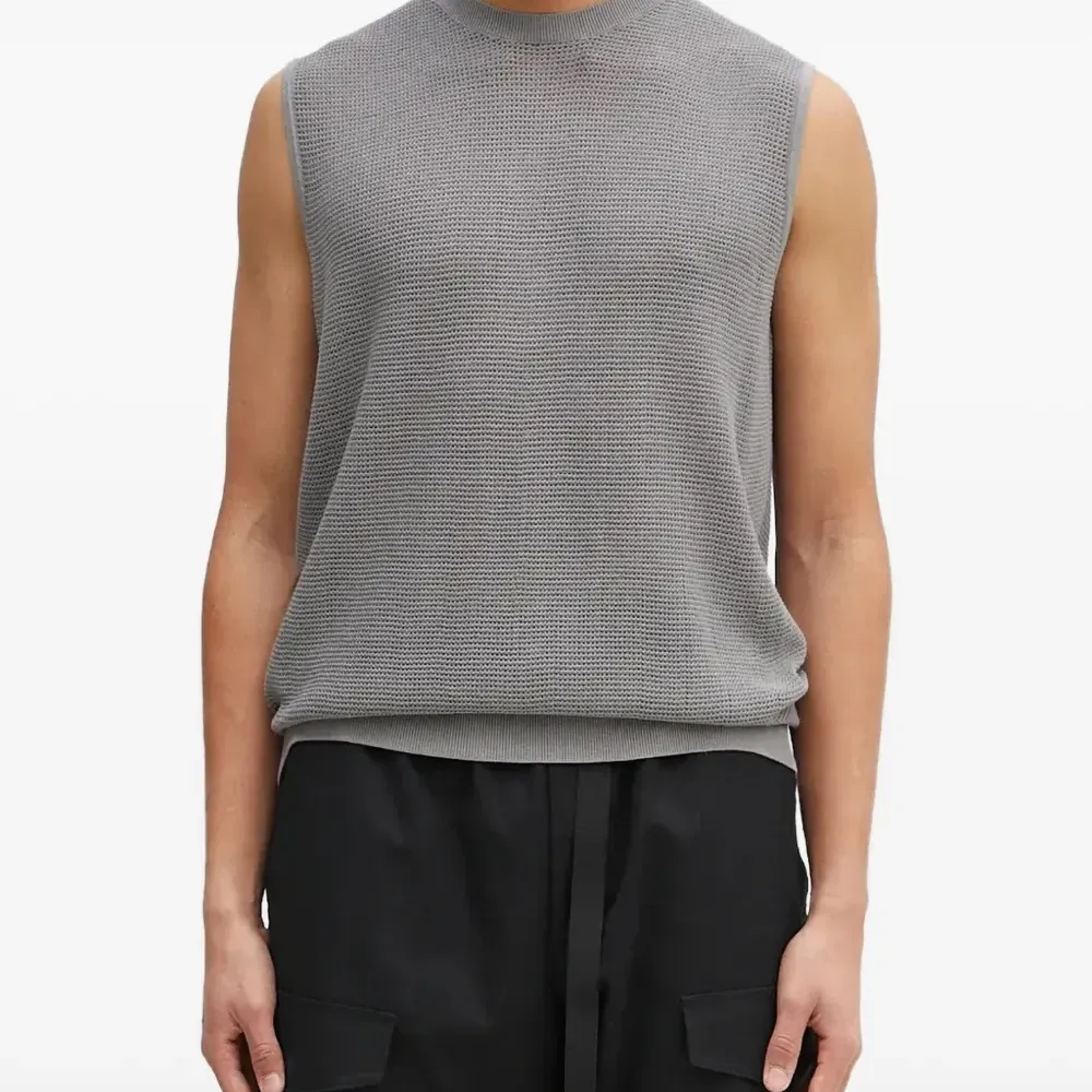 Фактурный свитер без рукавов