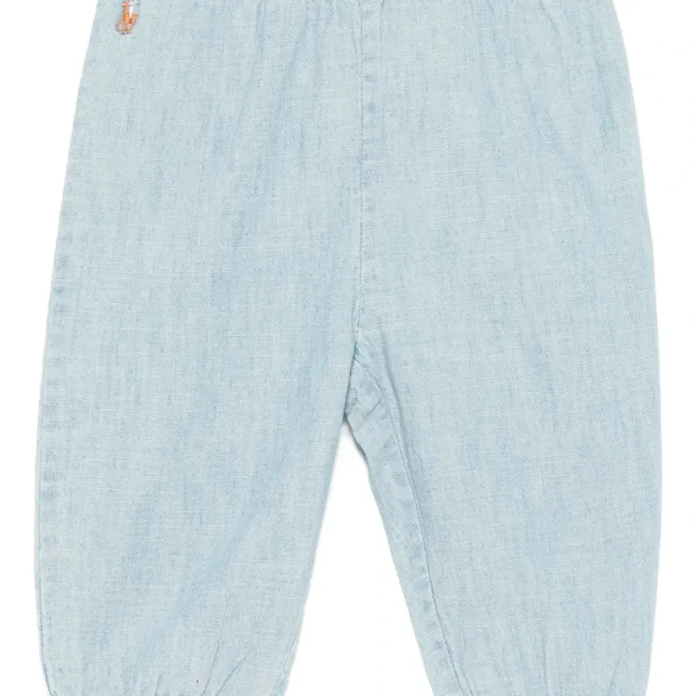 джинсы с вышитым логотипом