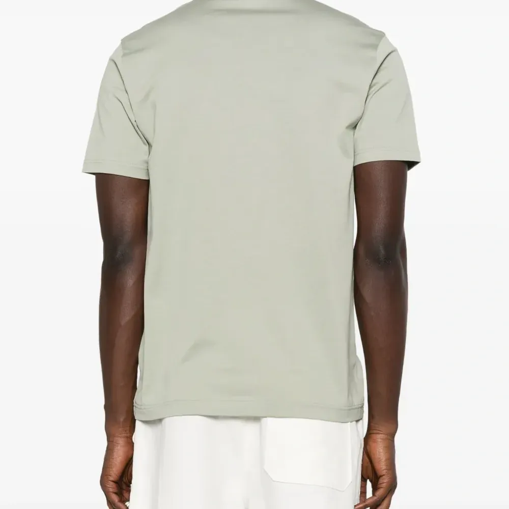 футболка с круглым вырезом