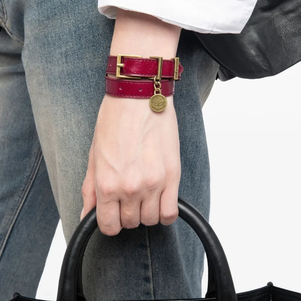 Браслет с пряжкой и декоративным шармом