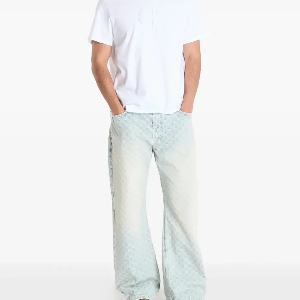 Футболка с тисненым логотипом Футболка с тисненым логотипом