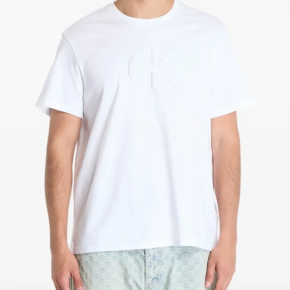 Футболка с тисненым логотипом Футболка с тисненым логотипом