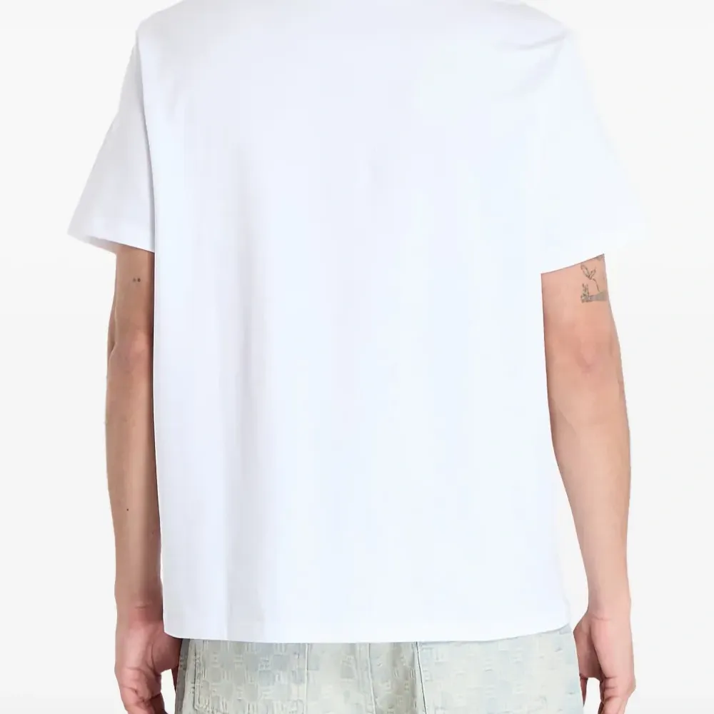 Футболка с тисненым логотипом Футболка с тисненым логотипом