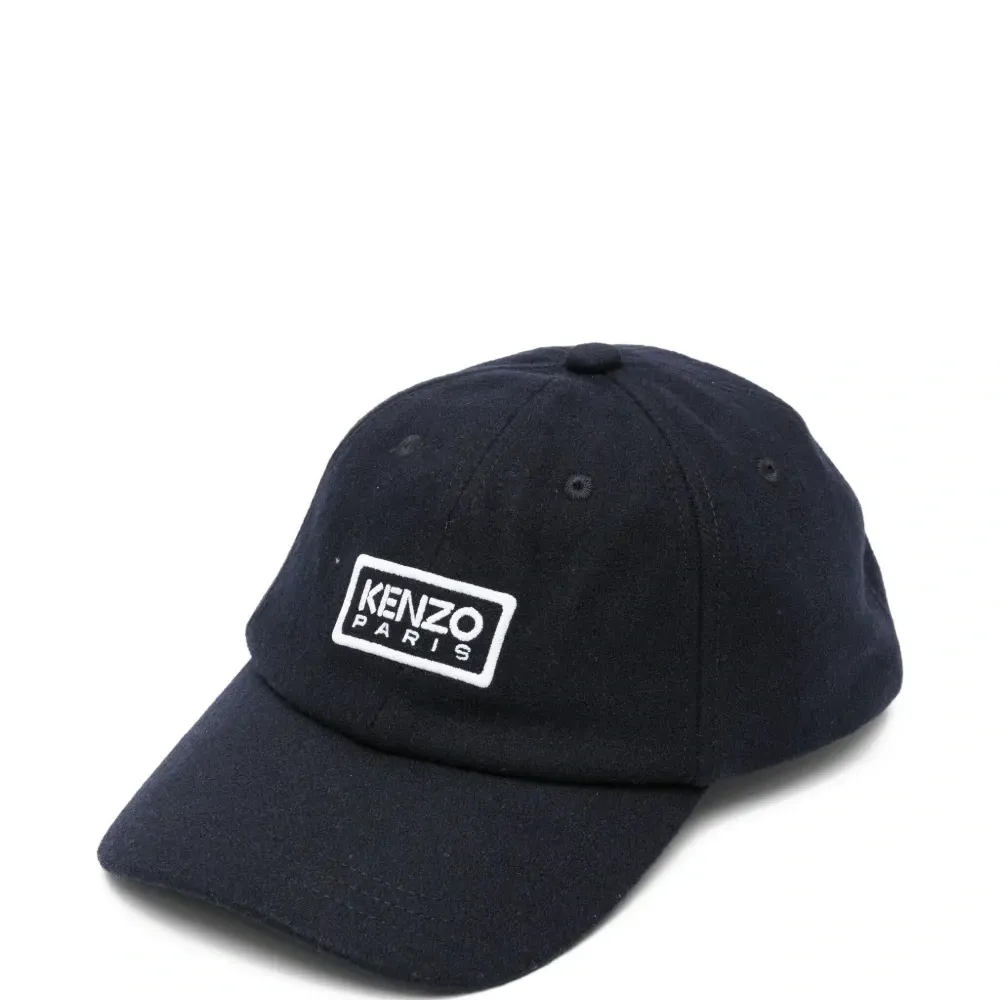 Кепка с вышитым логотипом