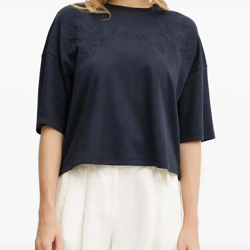 Футболка с цветочной вышивкой