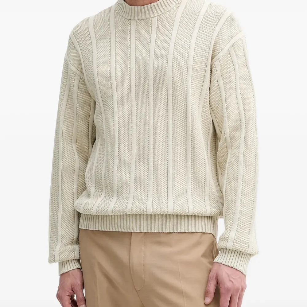 Свитер в рубчик с круглым вырезом