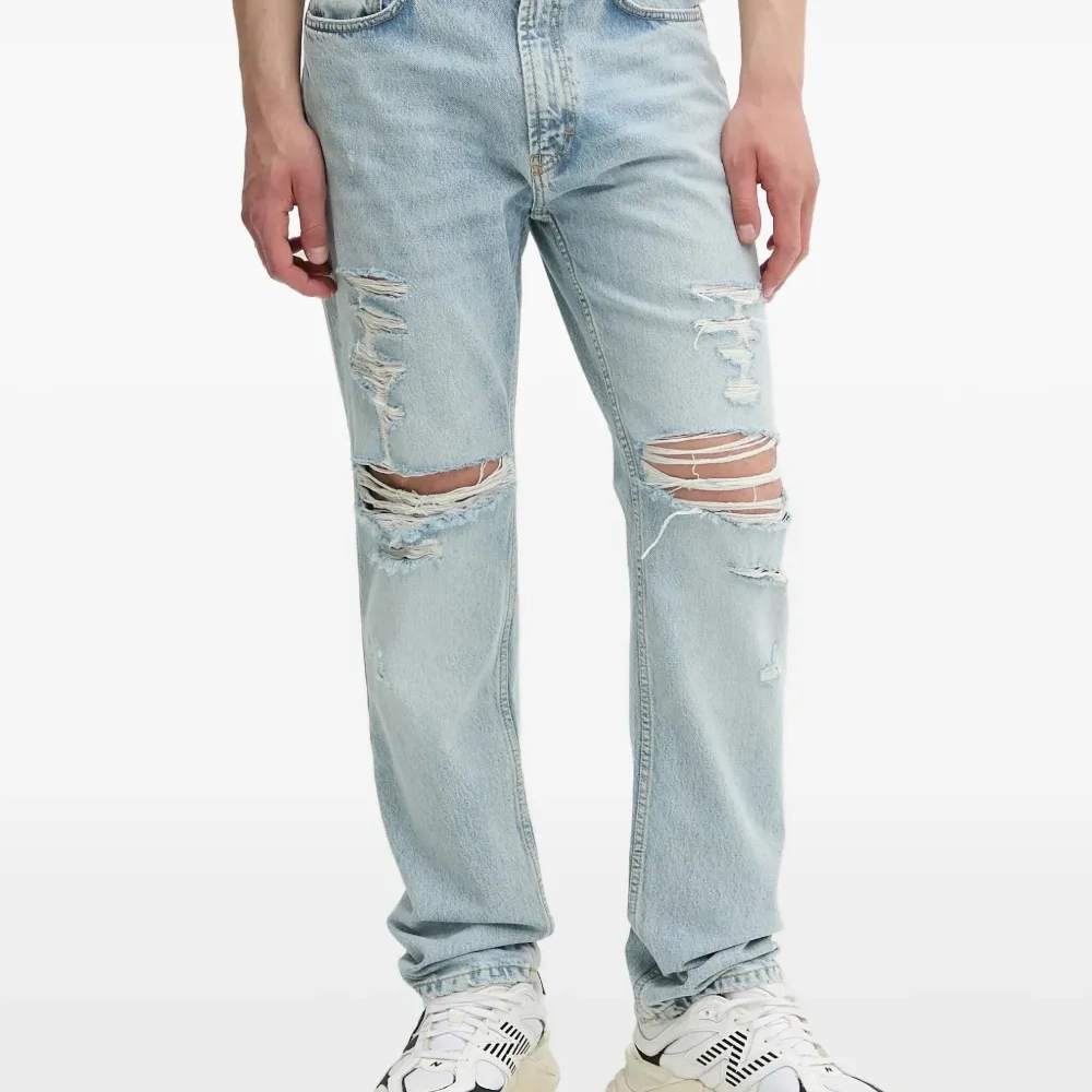 Джинсы с эффектом потертости и карманами