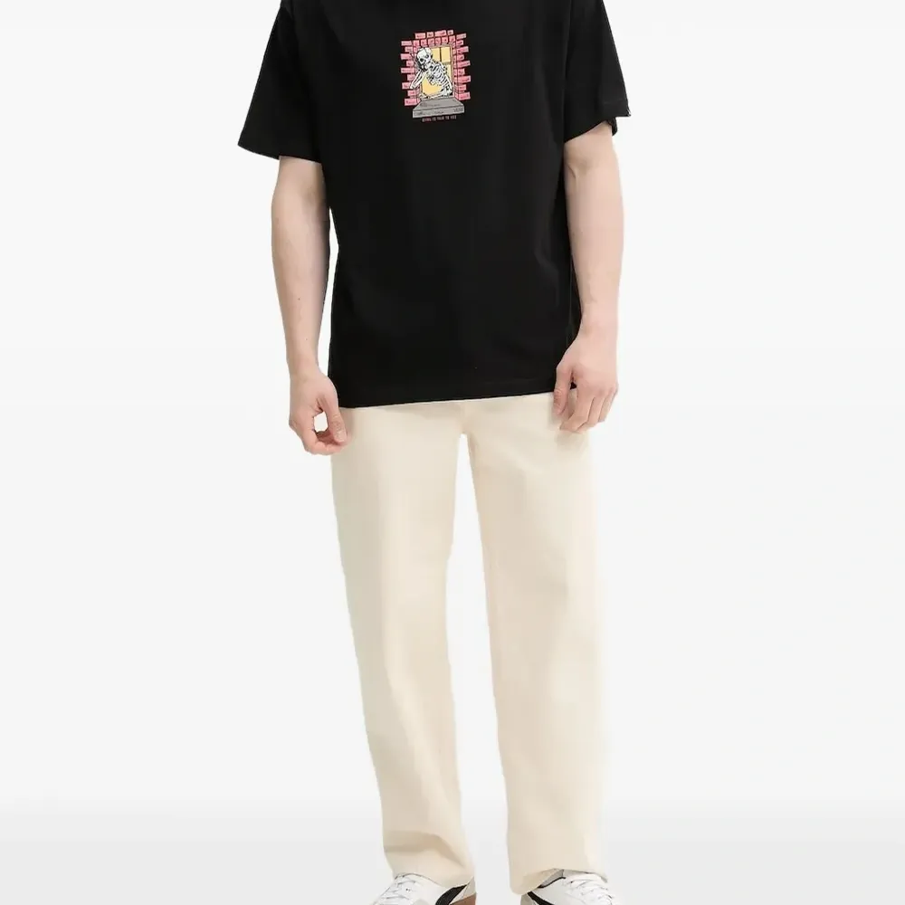 Прямые джинсы с карманами