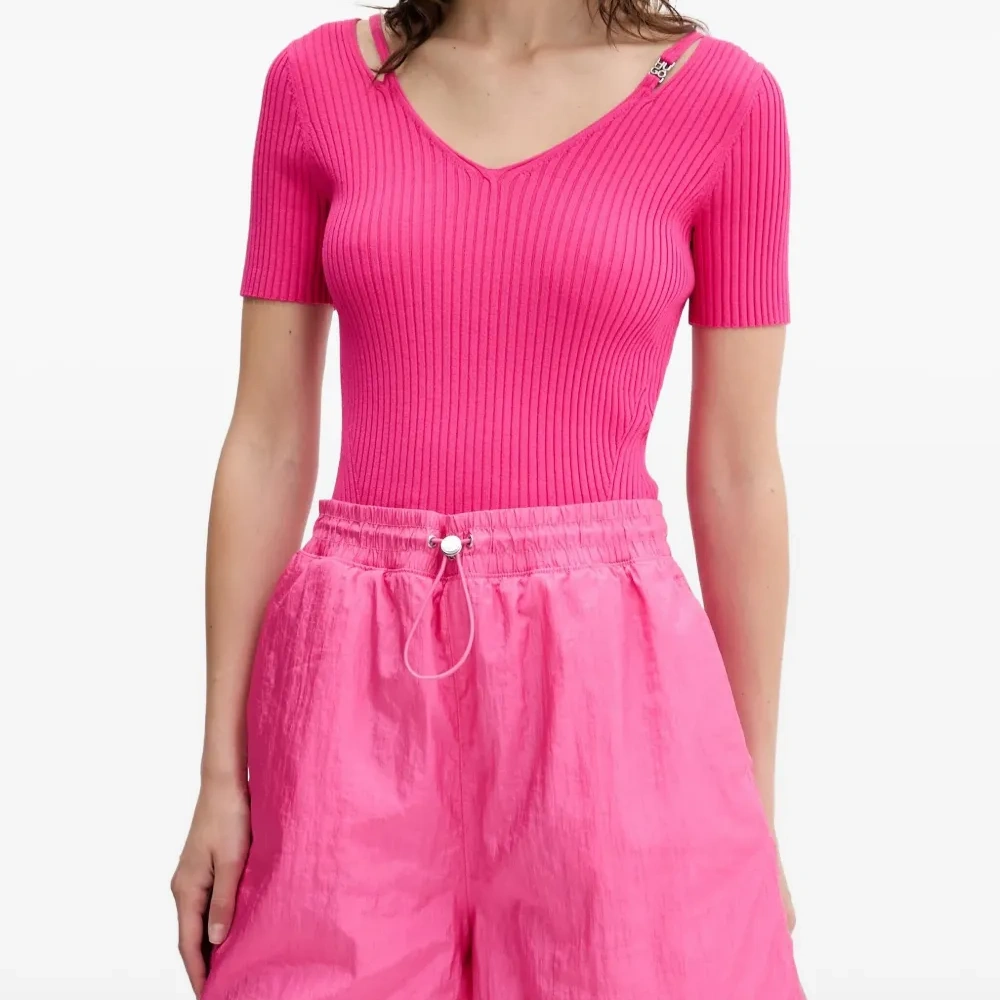 Топ в рубчик с V-образным вырезом