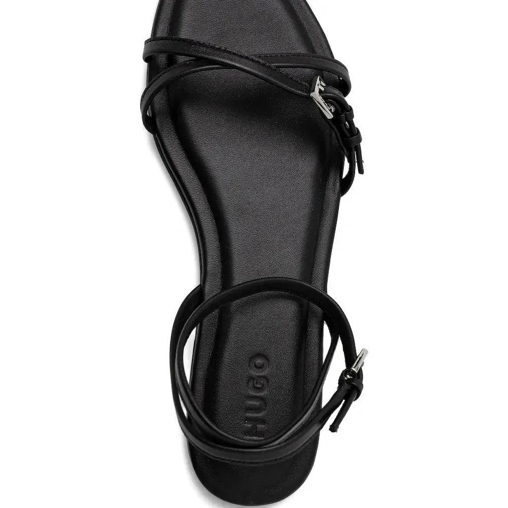 Сандалии с пряжками