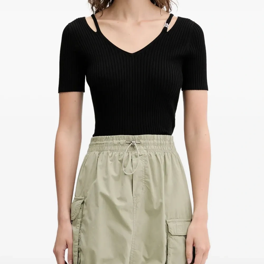 Топ в рубчик с вырезами