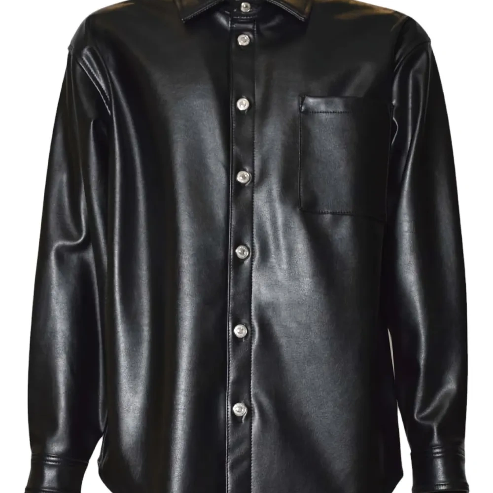 Рубашка с карманами и пуговицами