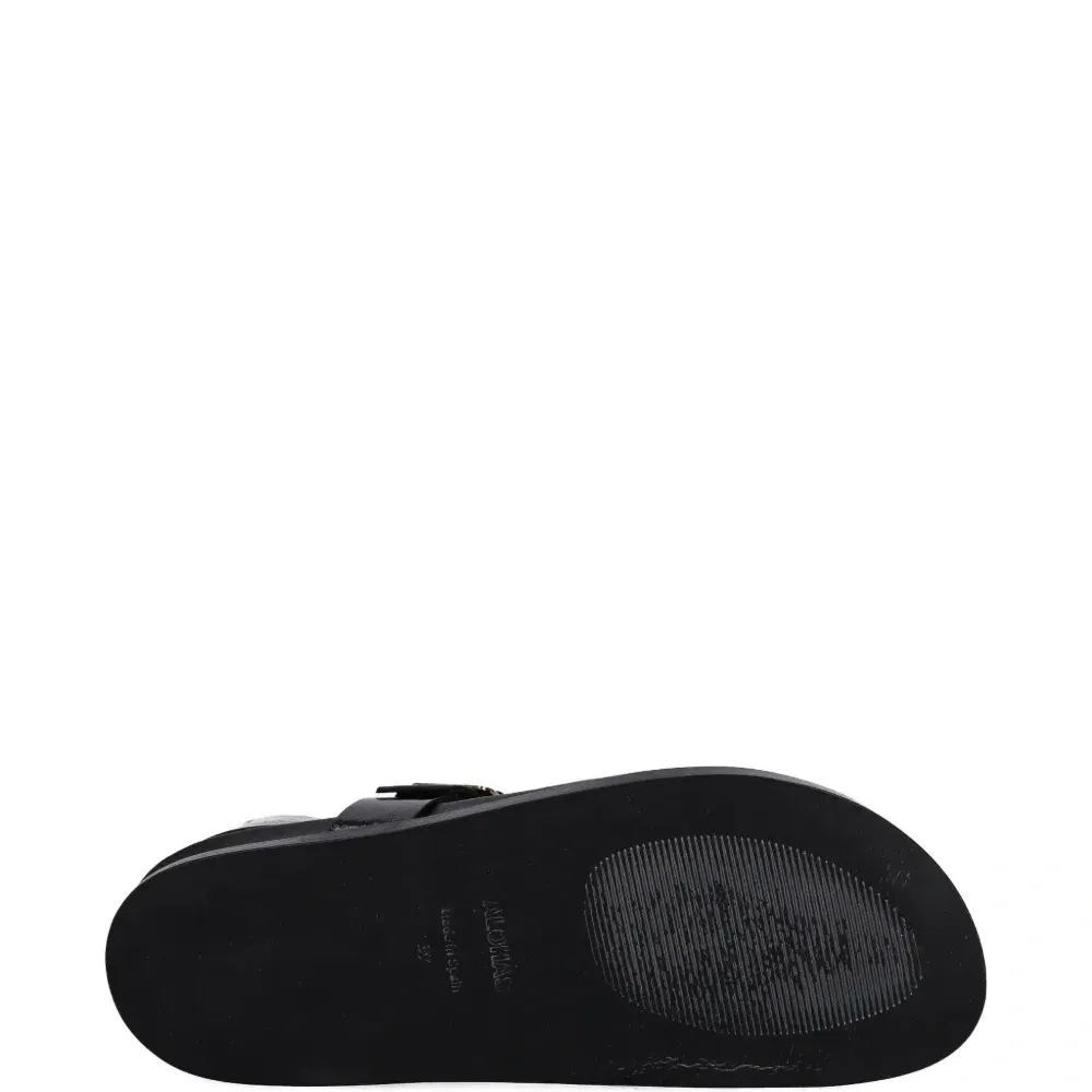 Сандалии на плоской подошве