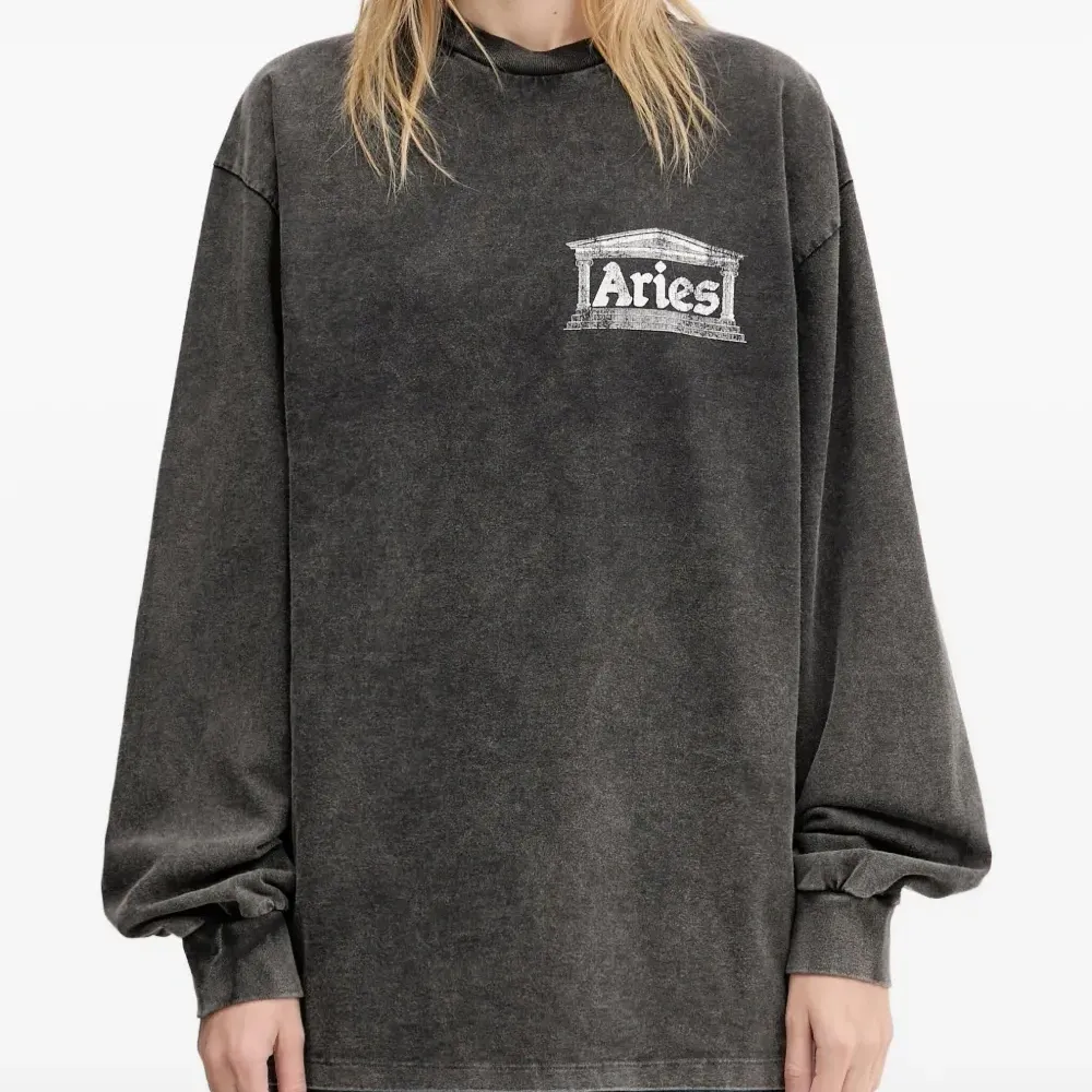 Футболка с длинными рукавами и логотипом