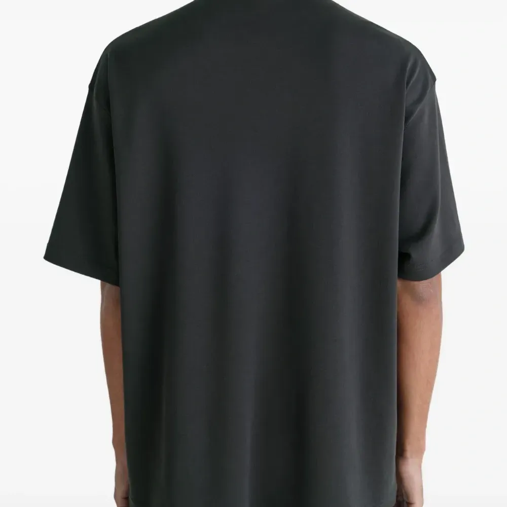 Футболка с накладным карманом