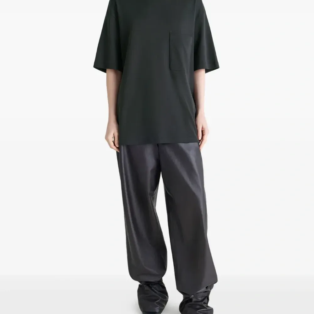 Футболка с накладным карманом