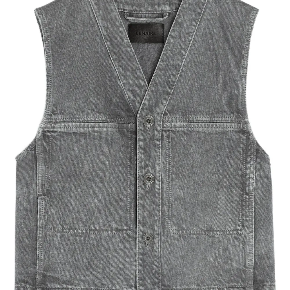 Джинсовый жилет на пуговицах