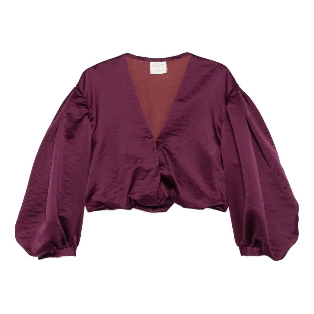 Топ с объемными рукавами и V-образным вырезом Топ с объемными рукавами и V-образным вырезом