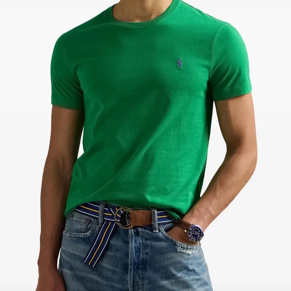 футболка с вышитым логотипом