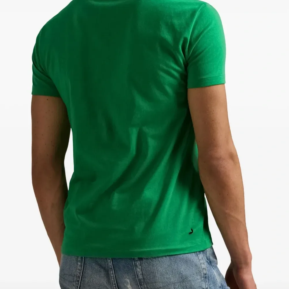 футболка с вышитым логотипом