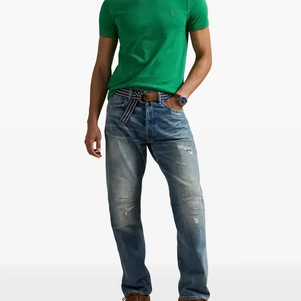 футболка с вышитым логотипом