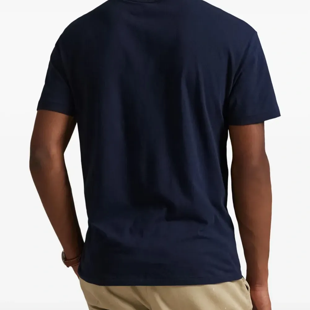 футболка с вышитым логотипом