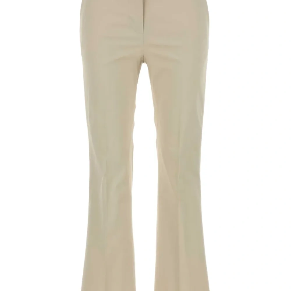 расклешенные брюки строгого кроя