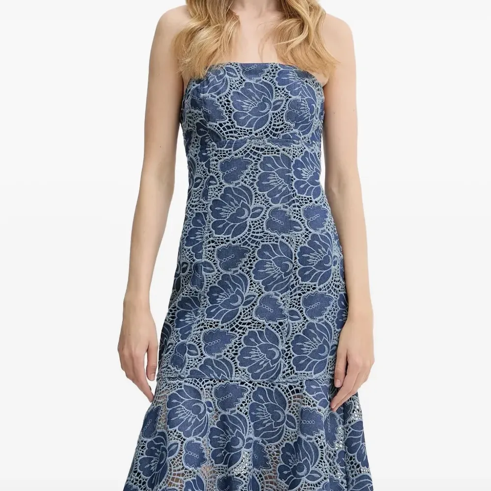 Кружевное платье без бретелей