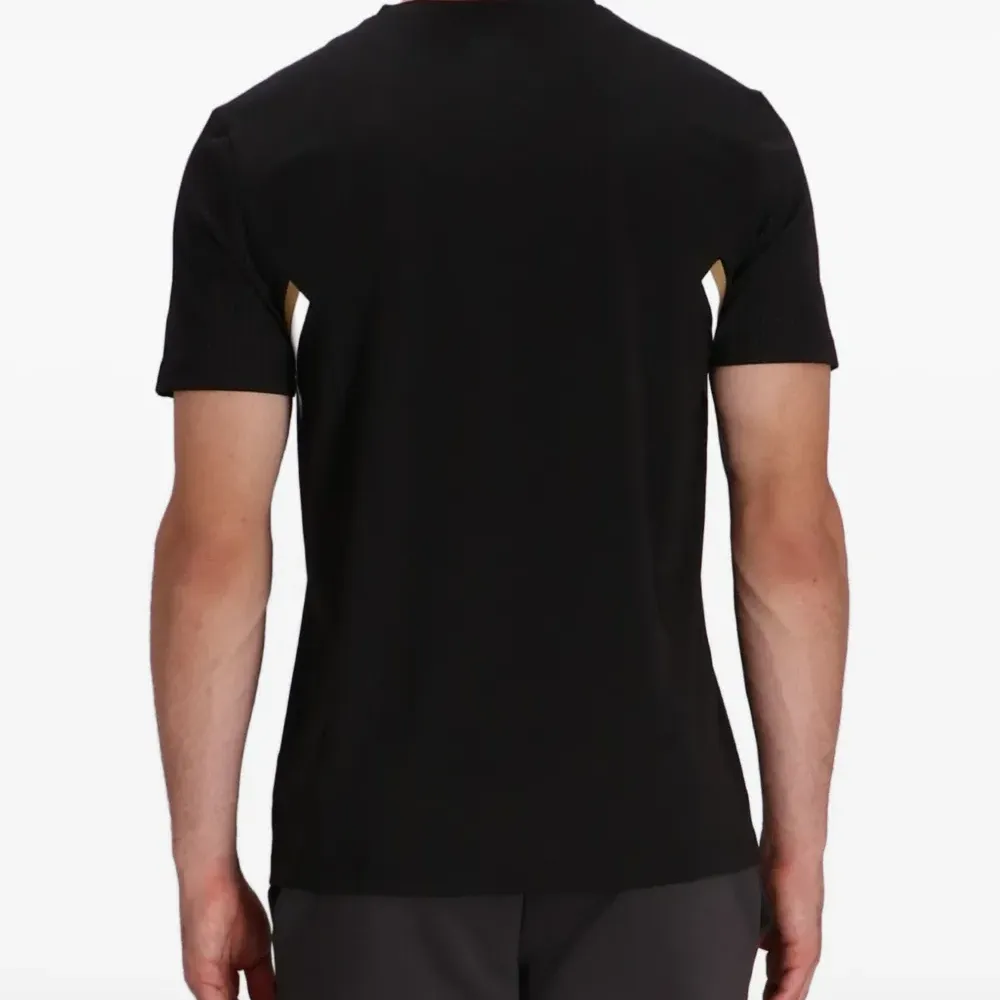 Футболка с логотипом