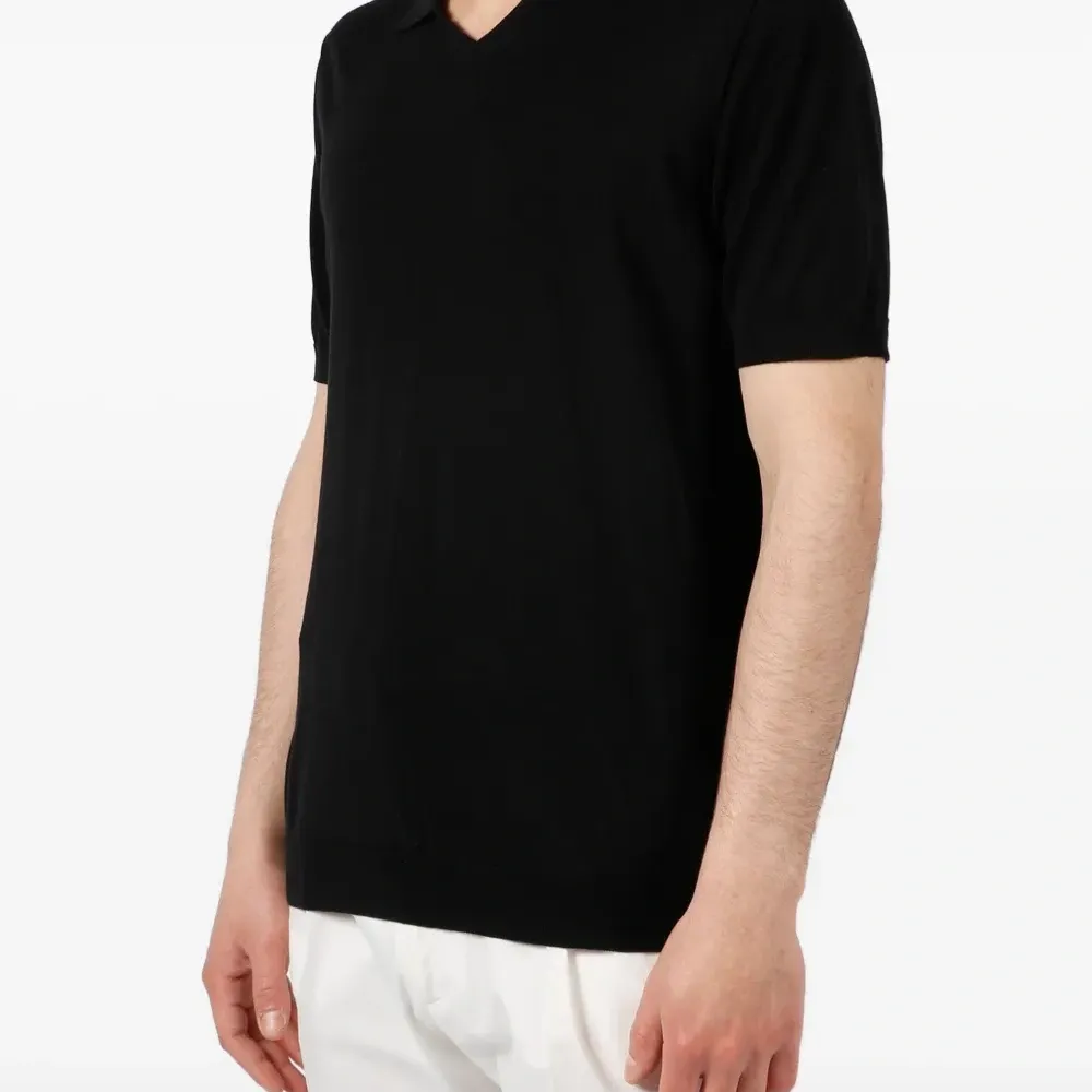 Футболка с V-образным вырезом