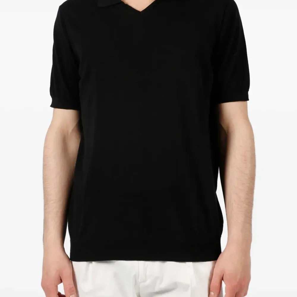 Футболка с V-образным вырезом