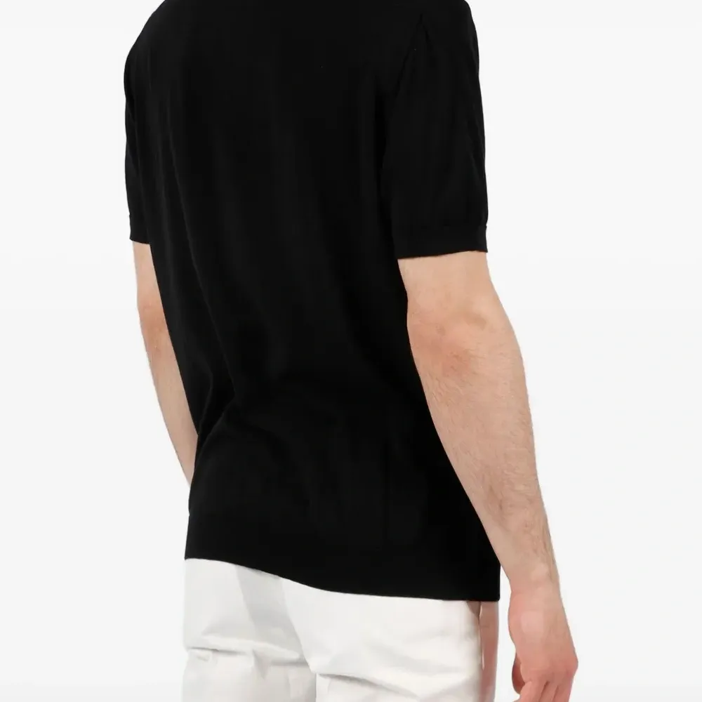 Футболка с V-образным вырезом