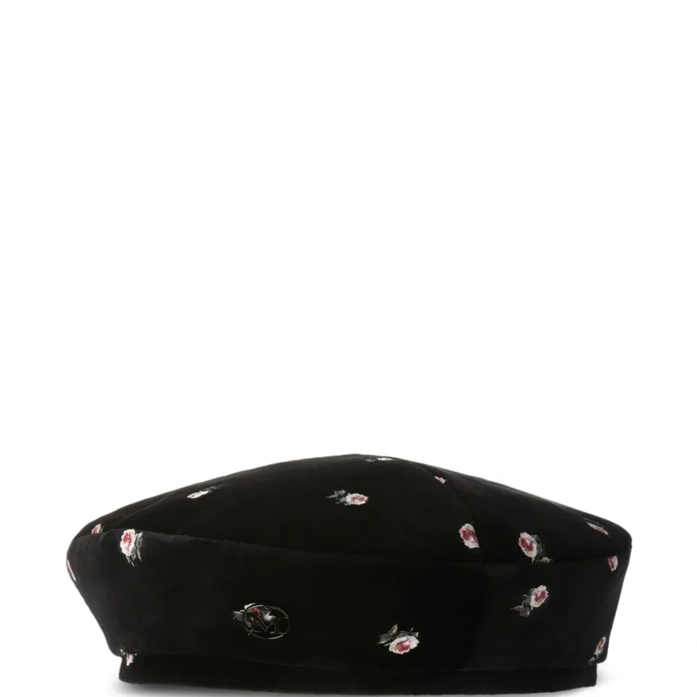 берет с цветочной вышивкой