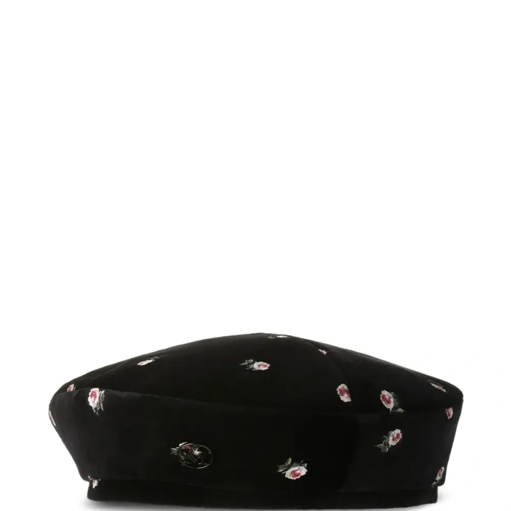 берет с цветочной вышивкой