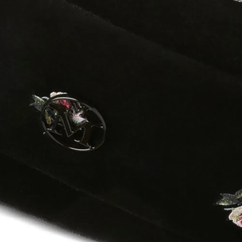 берет с цветочной вышивкой