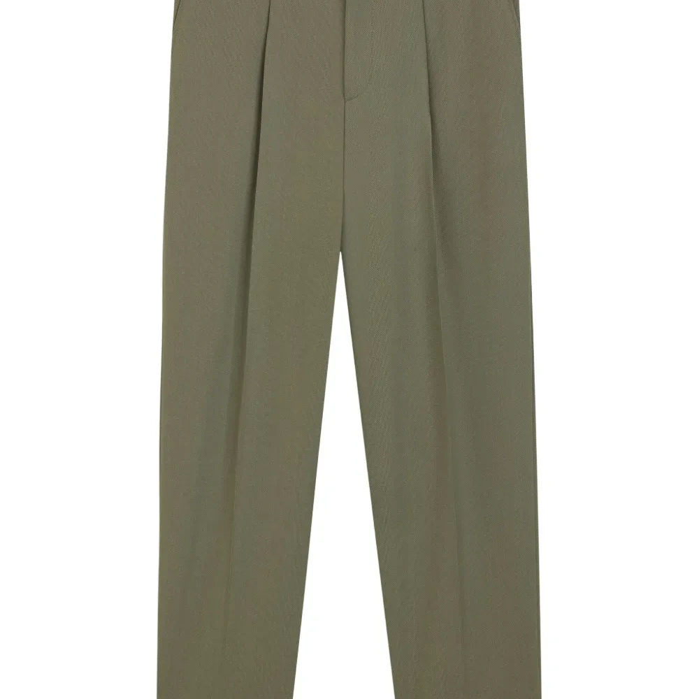 зауженные брюки со складками