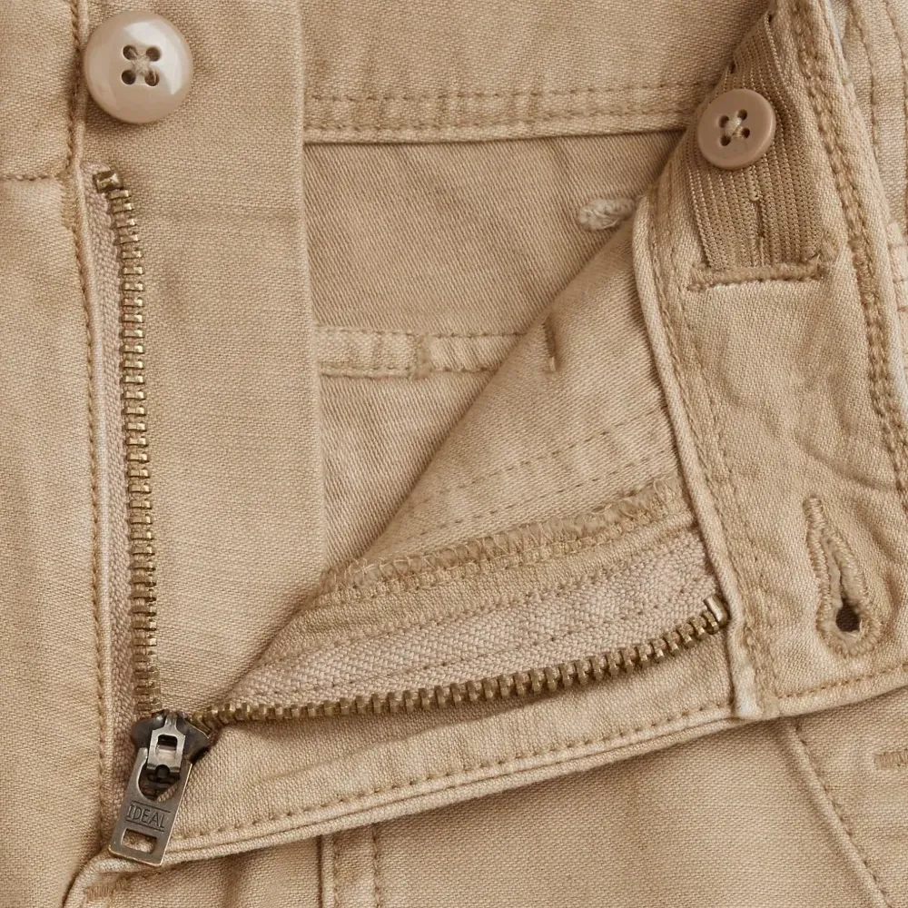 Брюки с карманами на пуговицах