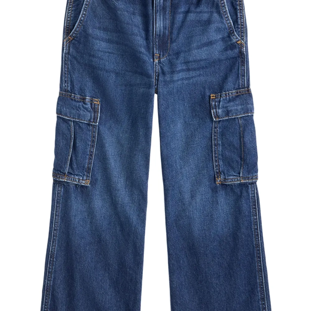 Широкие джинсы с карманами карго