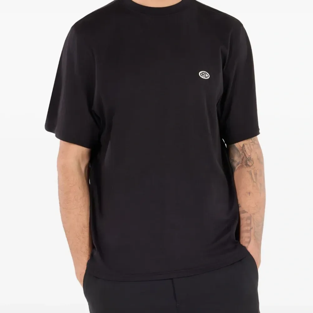 футболка с нашивкой-логотипом